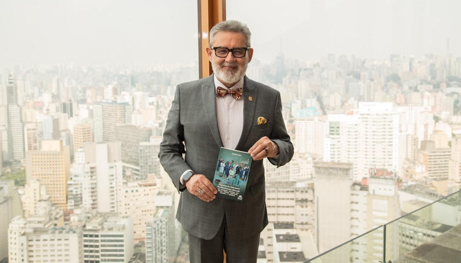 Josusmar Sousa apresenta seu livro sobre seguro de vida no almoço do CVG-SP