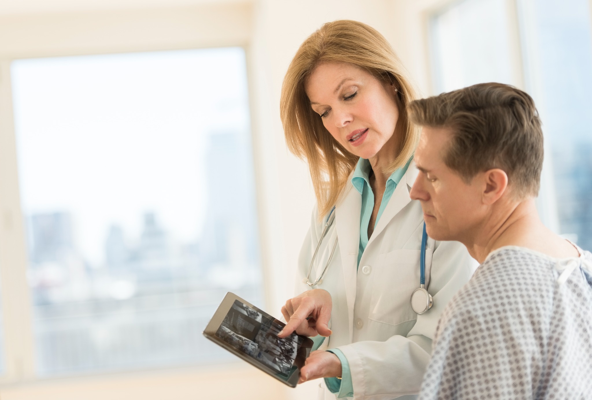 Médica orientando paciente durante consulta