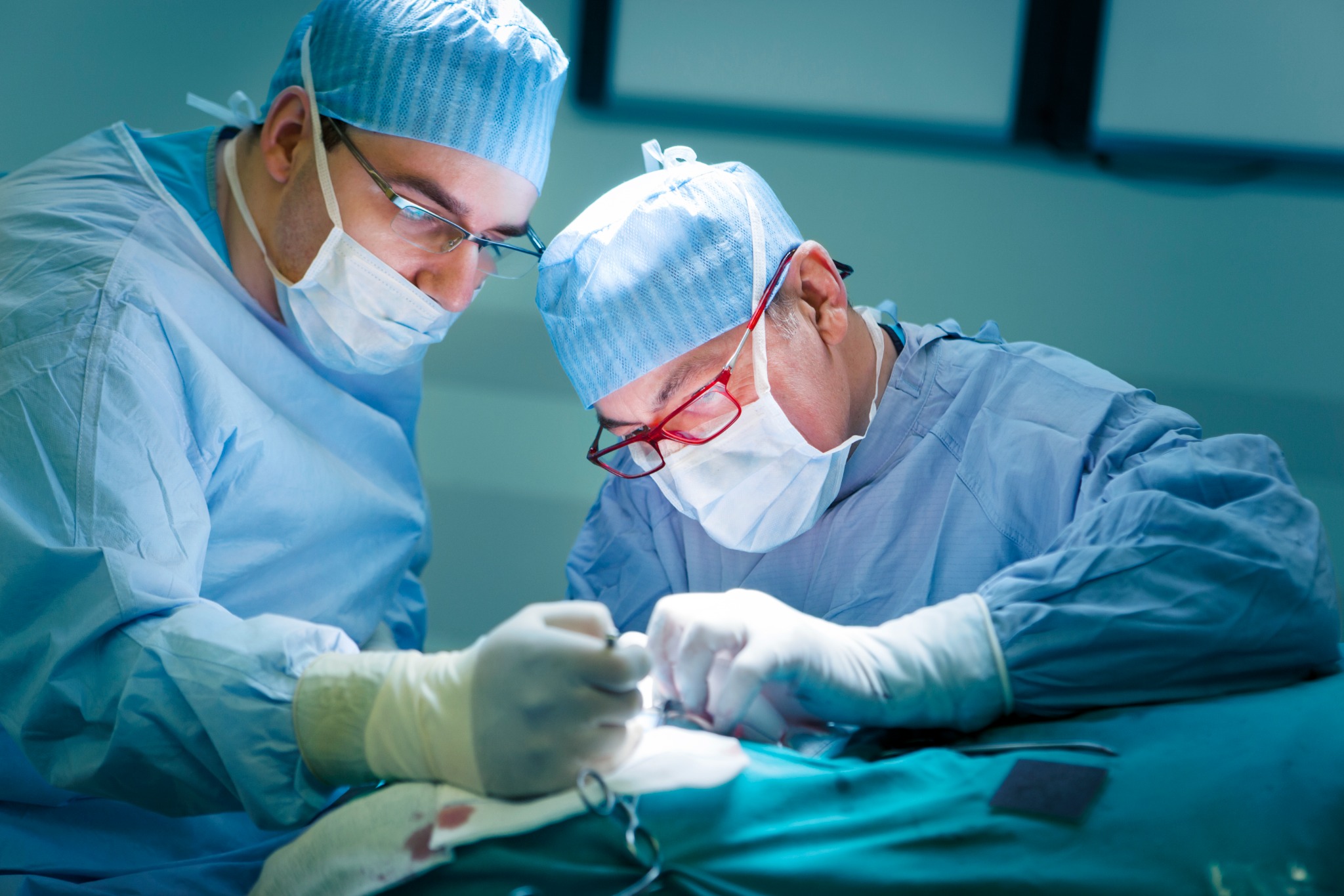 Médica orientando paciente