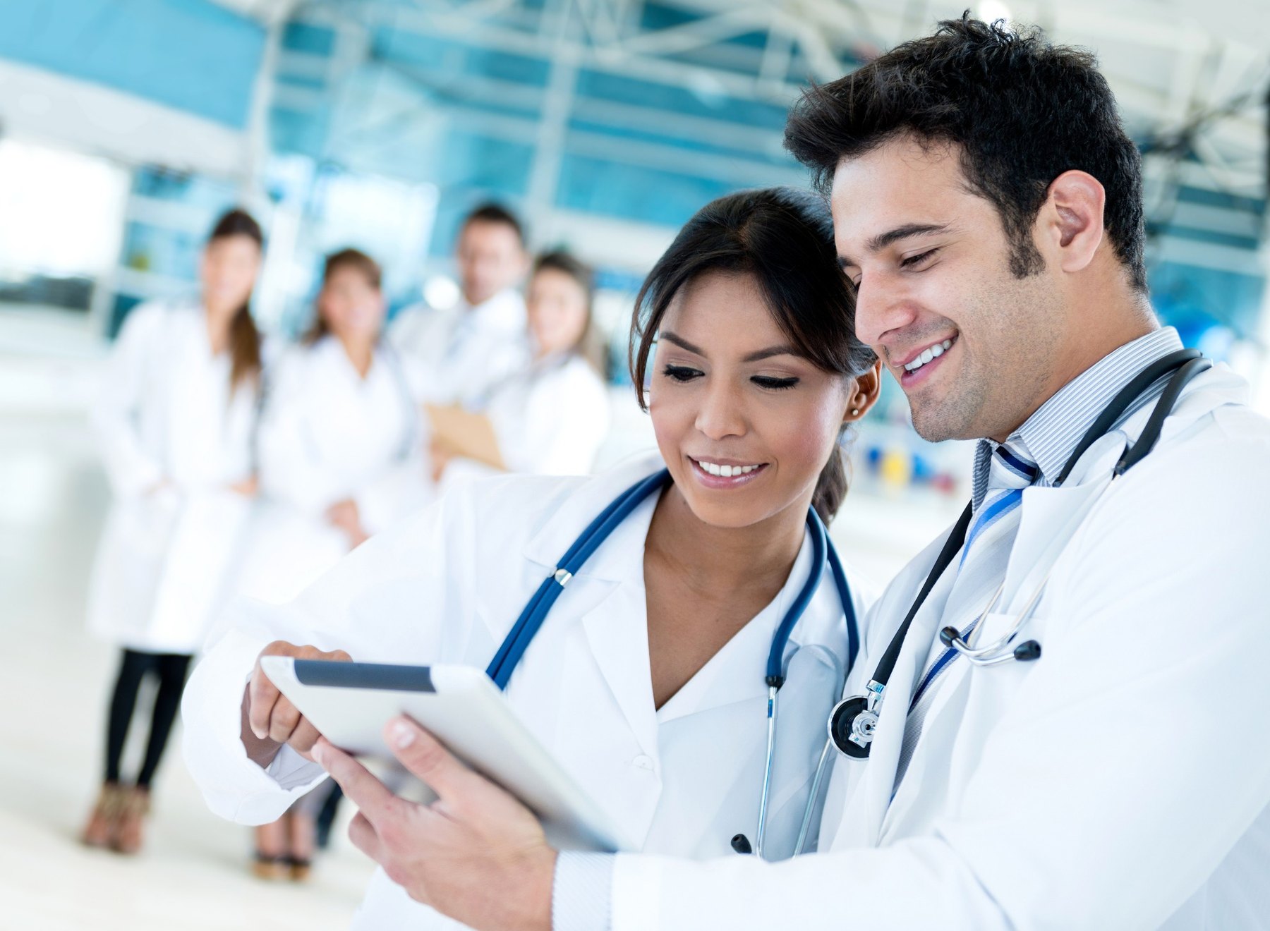 Médicos analisando informações