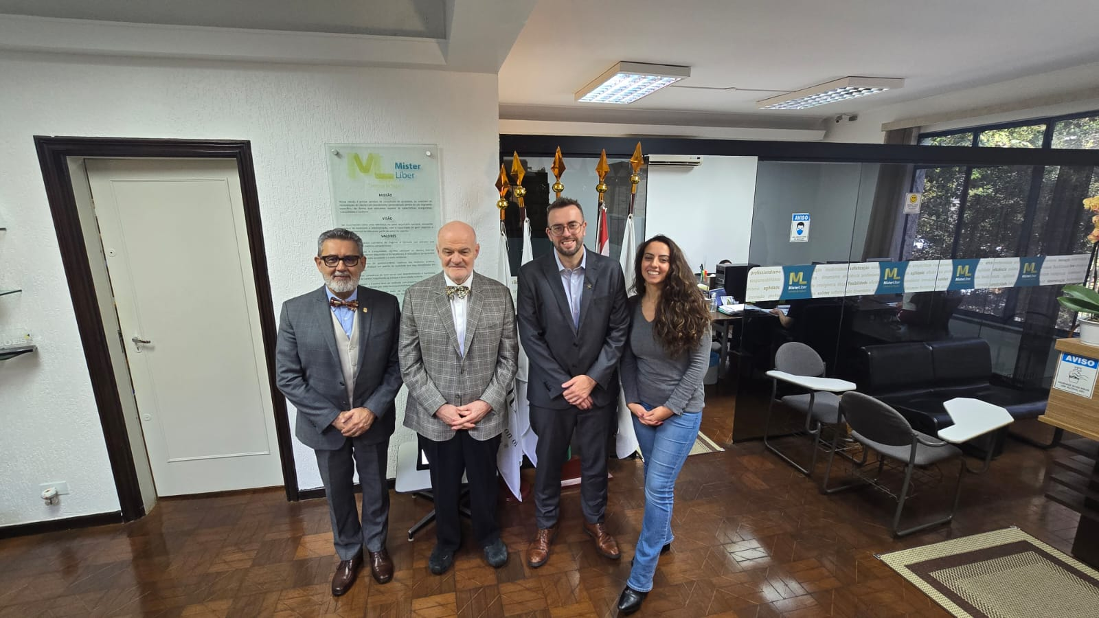 Josusmar Sousa, Joe Jordan, Felipe Sousa e Gabriela Sousa respectivamente posam na foto na sede da Mister Liber em SP